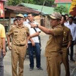 Kepala Dinperindakop Muratara, Susyanto Tunut bersama Wakil Bupati Muratara H. Innayatullah beserta intansi terkait saat meninjau dan memantau harga barang di pasar tradisional Muratara yang ada di wilayah Kecamatan Rupit dan Kecamatan Rawas Ulu, belum lama ini.