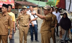 LN 3 Kepala Dinperindakop Muratara, Susyanto Tunut bersama Wakil Bupati Muratara H. Innayatullah beserta intansi terkait saat meninjau dan memantau harga barang di pasar tradisional Muratara yang ada di wilayah Kecamatan Rupit dan Kecamatan Rawas Ulu, belum lama ini.