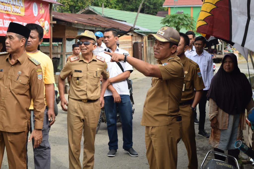 Kepala Dinperindakop Muratara, Susyanto Tunut bersama Wakil Bupati Muratara H. Innayatullah beserta intansi terkait saat meninjau dan memantau harga barang di pasar tradisional Muratara yang ada di wilayah Kecamatan Rupit dan Kecamatan Rawas Ulu, belum lama ini.