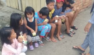 Prabowo 2 Para relawan bergerak sambil membagikan susu gratis kepada anak-anak dan warga.