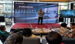 Suzuki PT Suzuki Indomobil Sales (SIS) dan PT (Nusa Sarana Citra Bakti) hari ini mencatatkan tonggak sejarah baru dengan menyerahkan (20) unit perdana Suzuki Fronx kepada para konsumen secara resmi di wilayah (Sumatera Selatan). (Dokumen Suzuki)