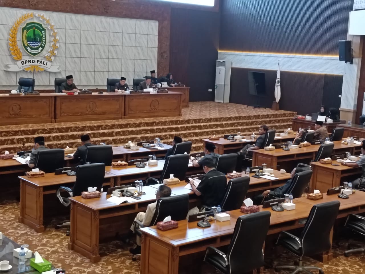 Anggota DPRD yang mengikuti rapat paripurna